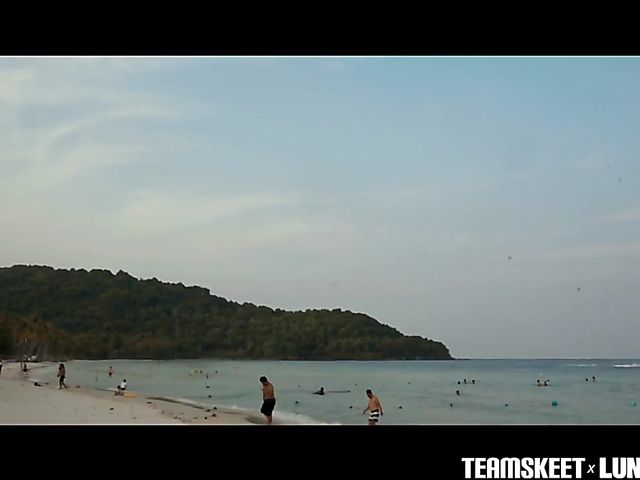 Vietnamese teen Luna X fucking by the sea