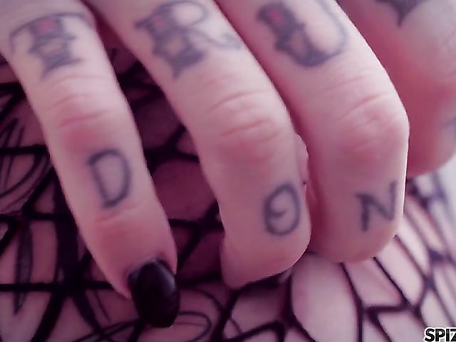 Tattooed alt MILF in fishnets Jessie Lee enjoys two big black cocks