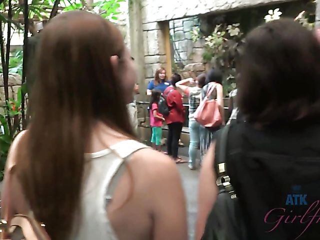 Hairy lesbian girlfriends Simone Delilah and Lara Brookes in Vegas