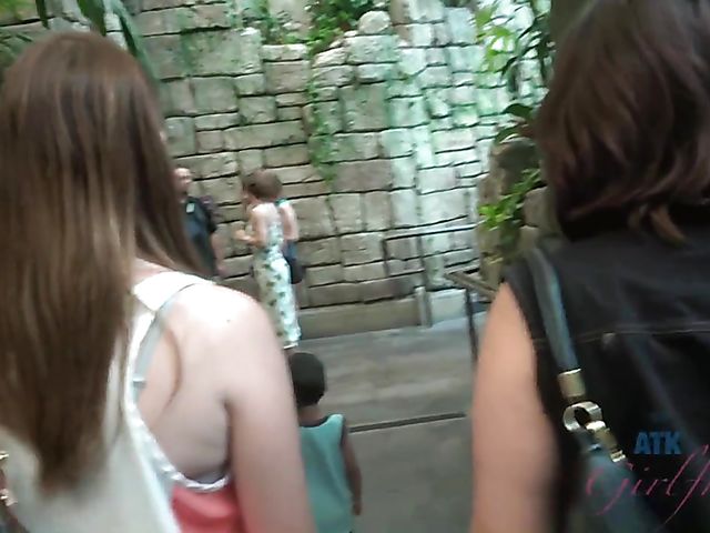 Hairy lesbian girlfriends Simone Delilah and Lara Brookes in Vegas