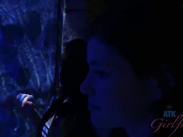 Hairy lesbian girlfriends Simone Delilah and Lara Brookes in Vegas