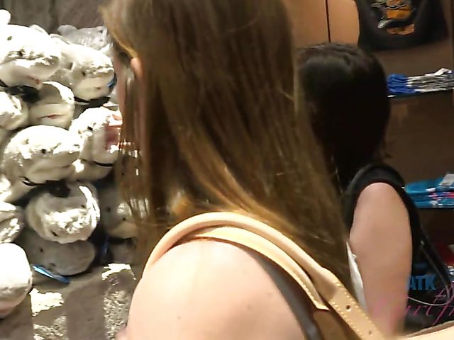 Hairy lesbian girlfriends Simone Delilah and Lara Brookes in Vegas