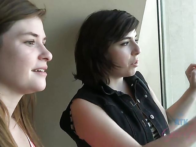 Hairy lesbian girlfriends Simone Delilah and Lara Brookes in Vegas