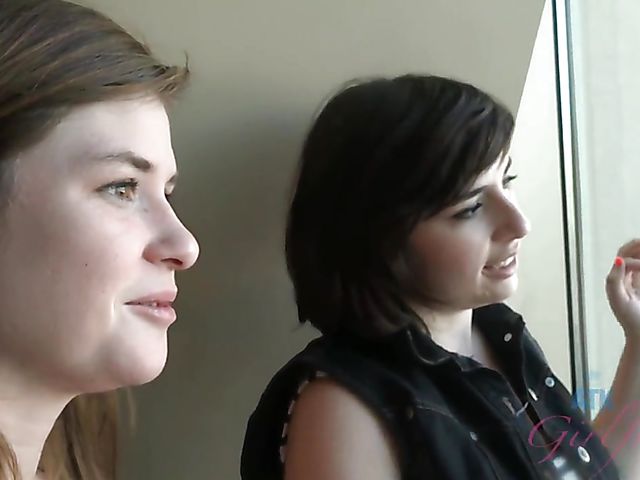 Hairy lesbian girlfriends Simone Delilah and Lara Brookes in Vegas