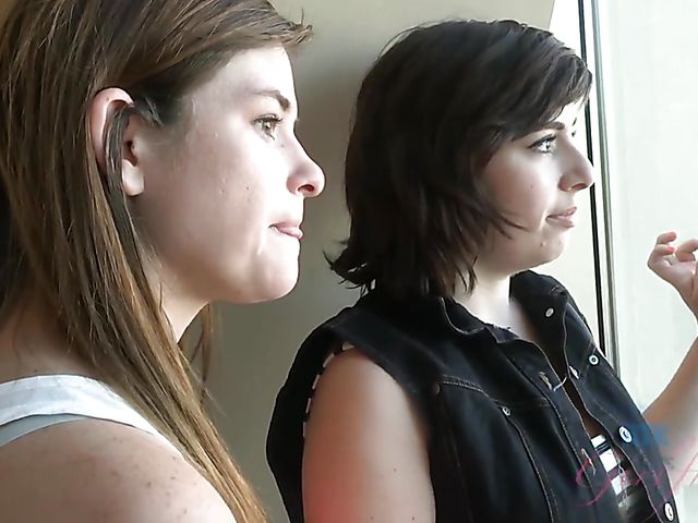 Hairy lesbian girlfriends Simone Delilah and Lara Brookes in Vegas