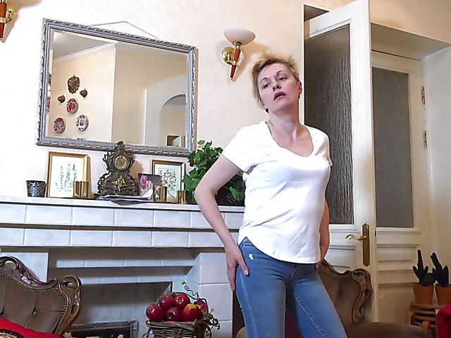 Blue jeans mature masturbating after lunch featuring Barbara
