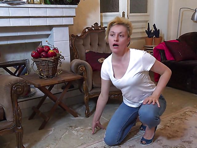 Blue jeans mature masturbating after lunch featuring Barbara