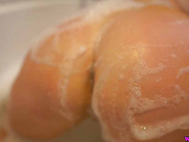 Nude Honour May's jerk off instruction in the bathtub