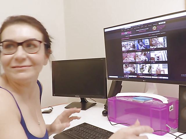 Australian big ass mom Chasey masturbating to porn