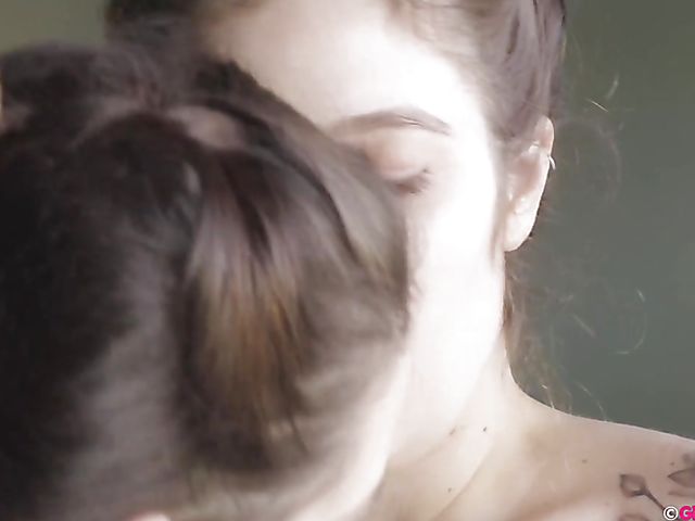 Natural Australian lesbians Minka and Willow