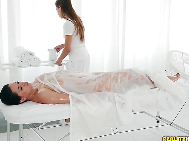 The best oiled pussy massage for chesty brunette Kira Queen