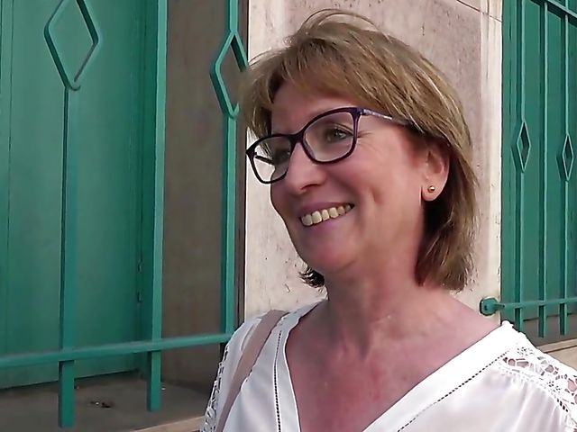 French mature Isabelle is 52 and gets her shaved cunt plugged