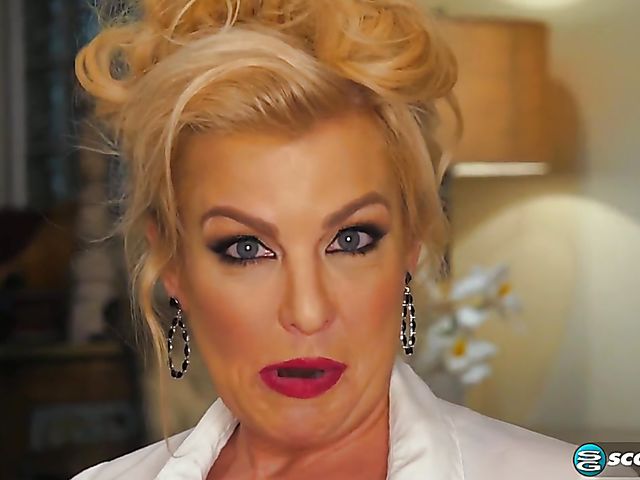 Taylor Leigh - Elegant mature solo masturbation with her new pink toy