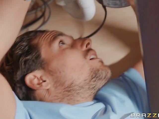 MILF with massive tits Alura TNT Jenson fucking the plumber