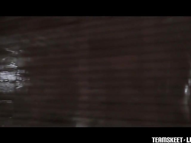 Asian shower girl Luna X sucks and fucks her BF in Vietnam