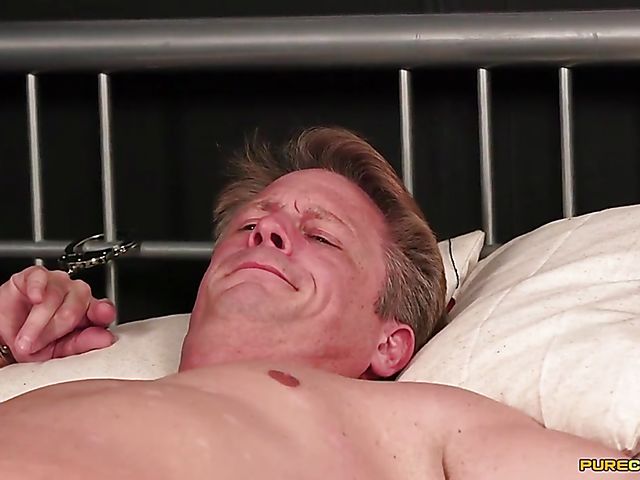 CFNM blowjob with Belle Ohara, Kelly Cummins and Sapphire Rose sucking a tied guy