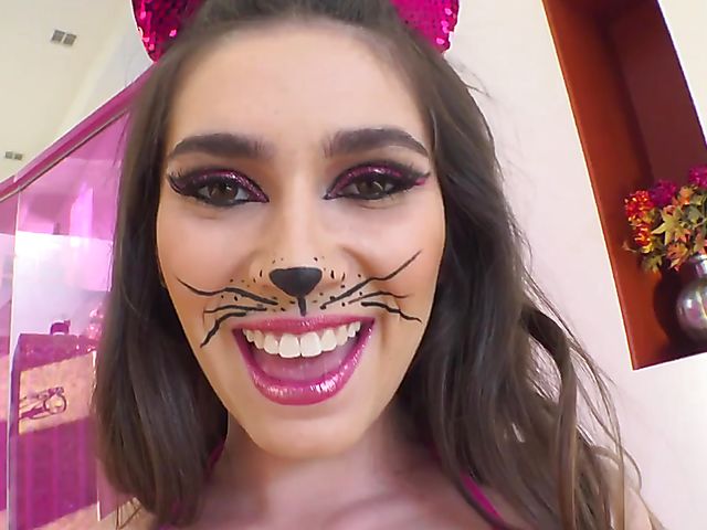 Young sex kitten Gianna Gem wants to play and fuck