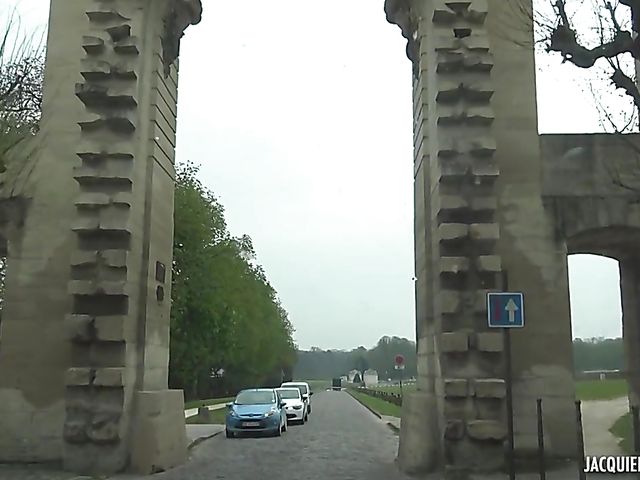 Teen French girl Anna sucks in the car and fucks outside