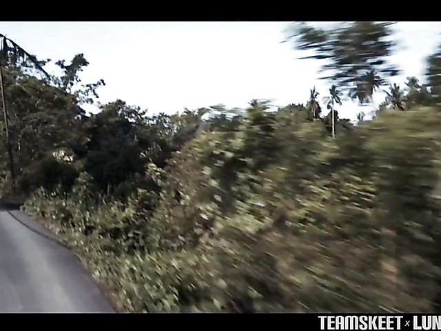 Asian girlfriend Luna gives an outdoor blowjob by the sea on vacation 