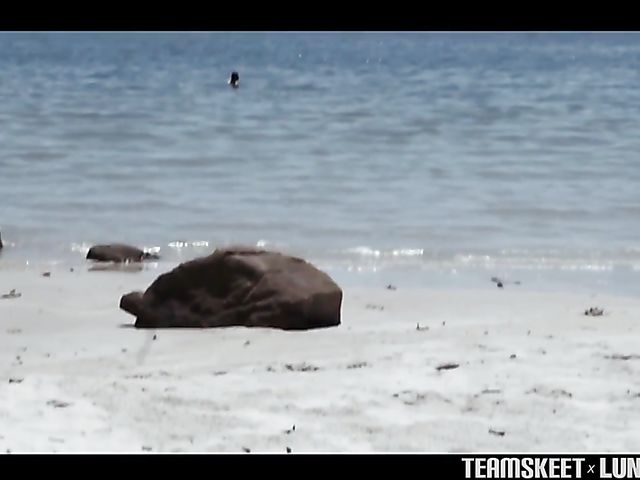 Asian girlfriend Luna gives an outdoor blowjob by the sea on vacation 