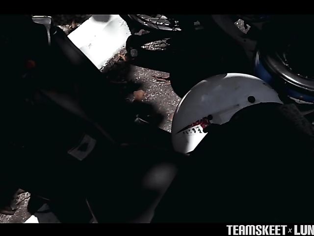 Asian girlfriend Luna gives an outdoor blowjob by the sea on vacation 