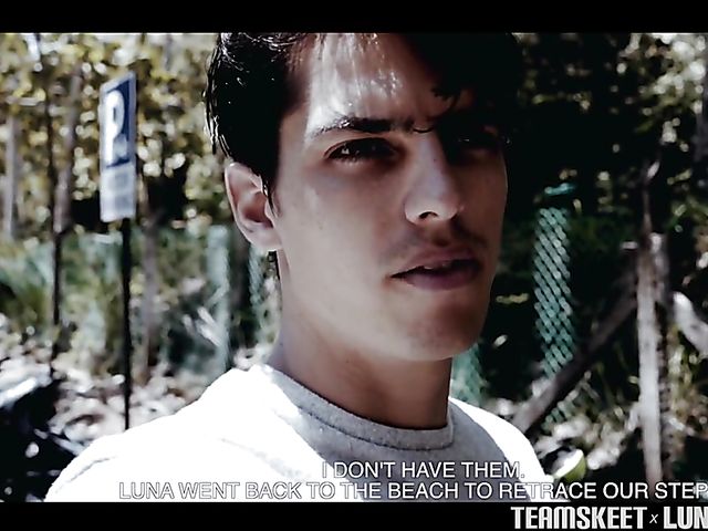 Asian girlfriend Luna gives an outdoor blowjob by the sea on vacation 