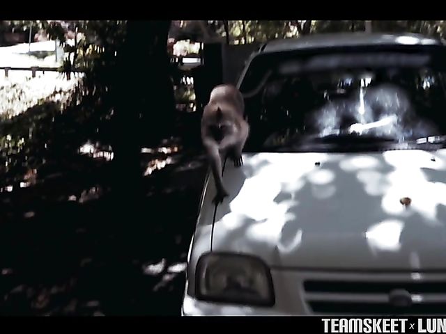 Asian girlfriend Luna gives an outdoor blowjob by the sea on vacation 