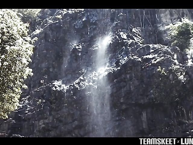 Asian girlfriend Luna gives an outdoor blowjob by the sea on vacation 