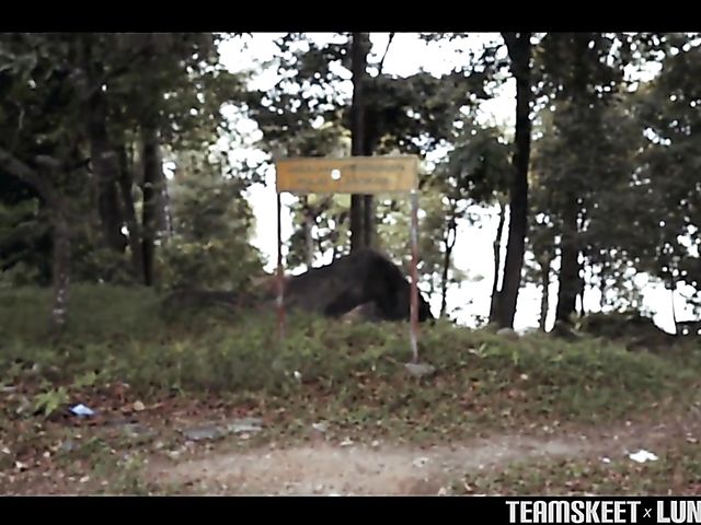 Asian girlfriend Luna gives an outdoor blowjob by the sea on vacation 