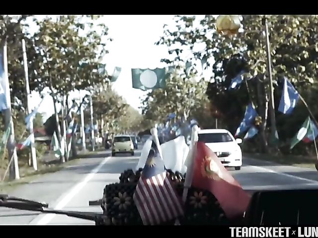 Asian girlfriend Luna gives an outdoor blowjob by the sea on vacation 