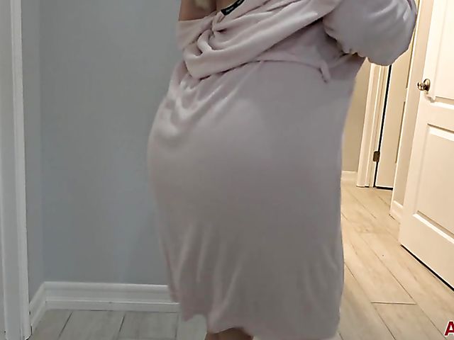 Behind the scenes with big tit MILF Katy Jayne walking naked and opening her pussy