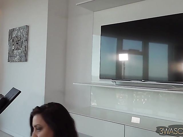 MILF with mega boobs Ewa Sonnet goes topless to the music