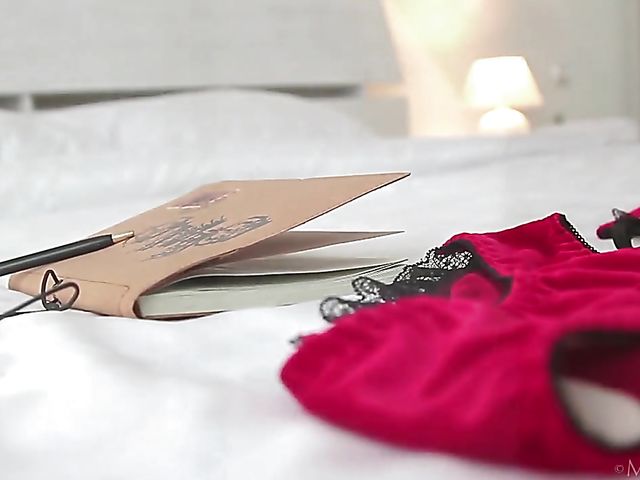 Erotic solo with flawless brunette Alice Wonder