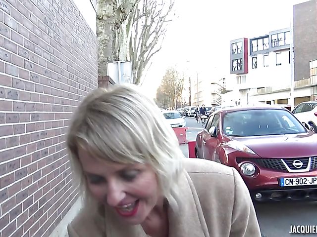 Mature french anal lover in black nylons Cintya takes two