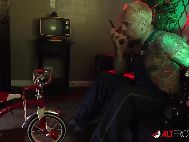 Joey White & Sami White - White twins fuck tattoo guy Schwanz