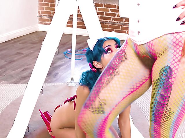 Milfy lesbian dominatrix Madeline Marlowe punishes young Jewelz Blu