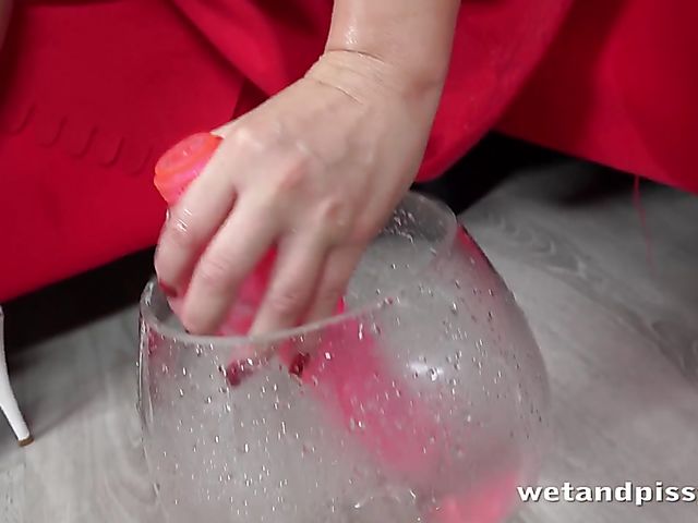 Sexy Cayla solo piss and masturbation with toys