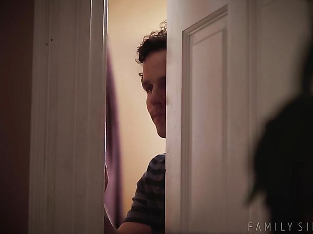 Skinny MILF Lexi Foxy aka Vera King seduces her stepson