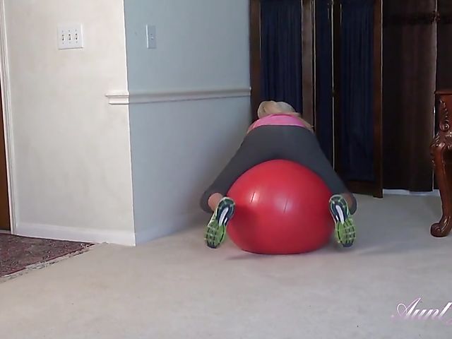 MILF workout and pussy spreading on the gym ball featuring Liz