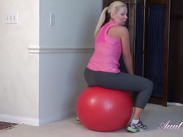 MILF workout and pussy spreading on the gym ball featuring Liz