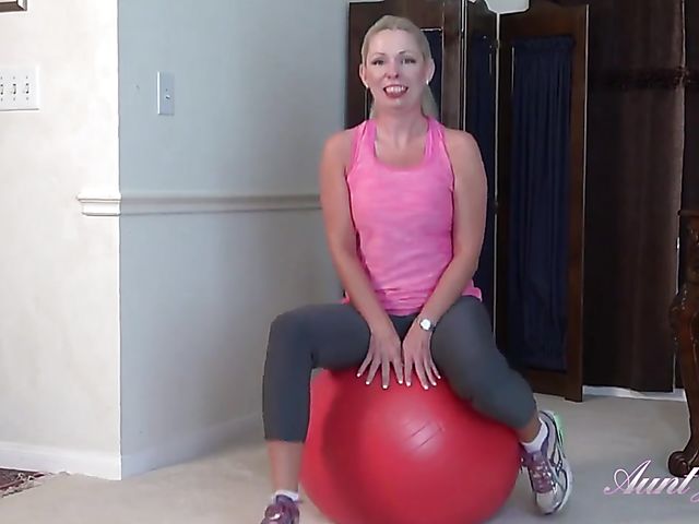 MILF workout and pussy spreading on the gym ball featuring Liz