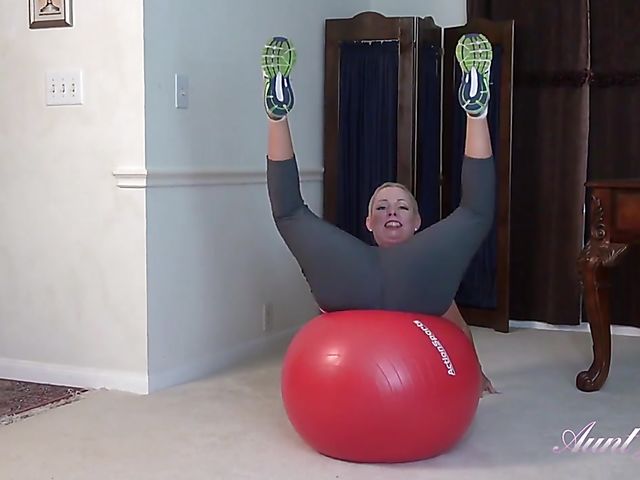 MILF workout and pussy spreading on the gym ball featuring Liz