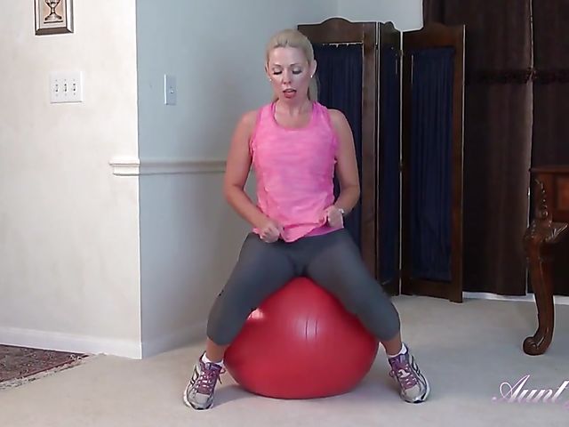 MILF workout and pussy spreading on the gym ball featuring Liz