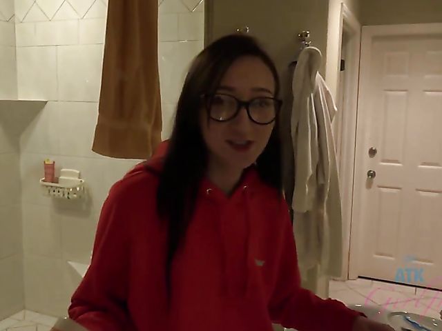 Carmen Rae - Shower teen shaving pussy and getting her clit touched