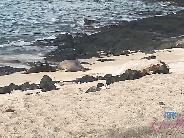 Asian car sex to orgasm with tiny Vina Sky