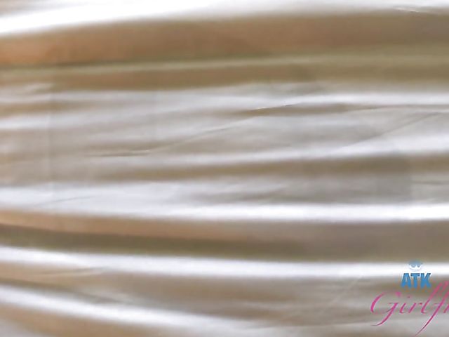 Asian car sex to orgasm with tiny Vina Sky