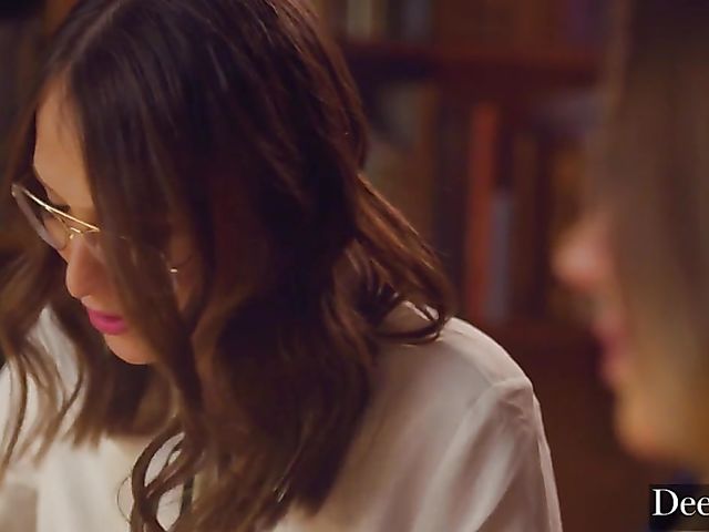 Kinky squirt threesome with submissive Naomi Swann and Izzy Lush