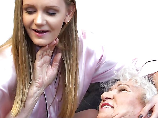 Granny and teen lesbian pussy munching on the sofa