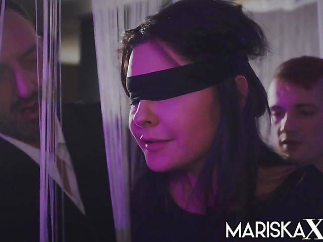 Kinky double penetration with blindfolded slut Mariska