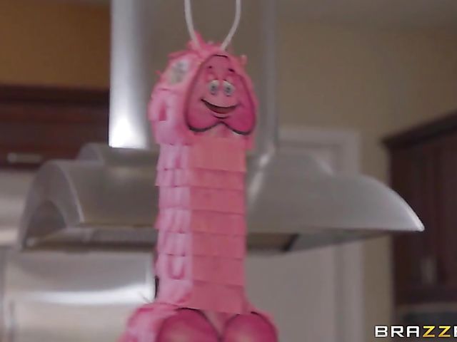 Old and young anal in the kitchen with blindfolded Kenzie Reeves and Steve Holmes